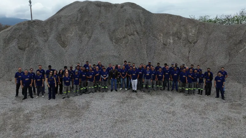 Equipe da Petra Agregados na unidade de Queimados (RJ)